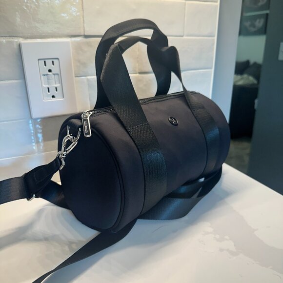 Lululemon Mini Barrel Gym Bag – Black | Crossbody + Top Handle | Excellent Condi - Picture 3 of 3